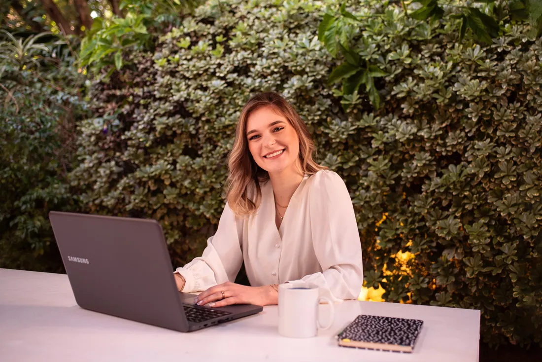 Julia Bauer em atendimento online, sentada diante de um notebook